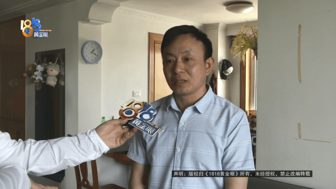 做皮衣生意老板买“真皮”沙发，剪下一块皮送去检测果然有问题：我相信我的判断！