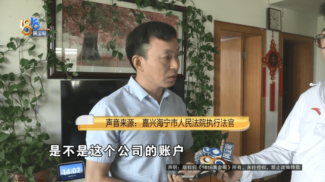 做皮衣生意老板买“真皮”沙发，剪下一块皮送去检测果然有问题：我相信我的判断！